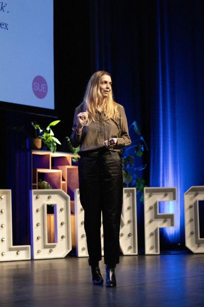 Astrid Groenewegen on stage at the SchuldInfo annual conference