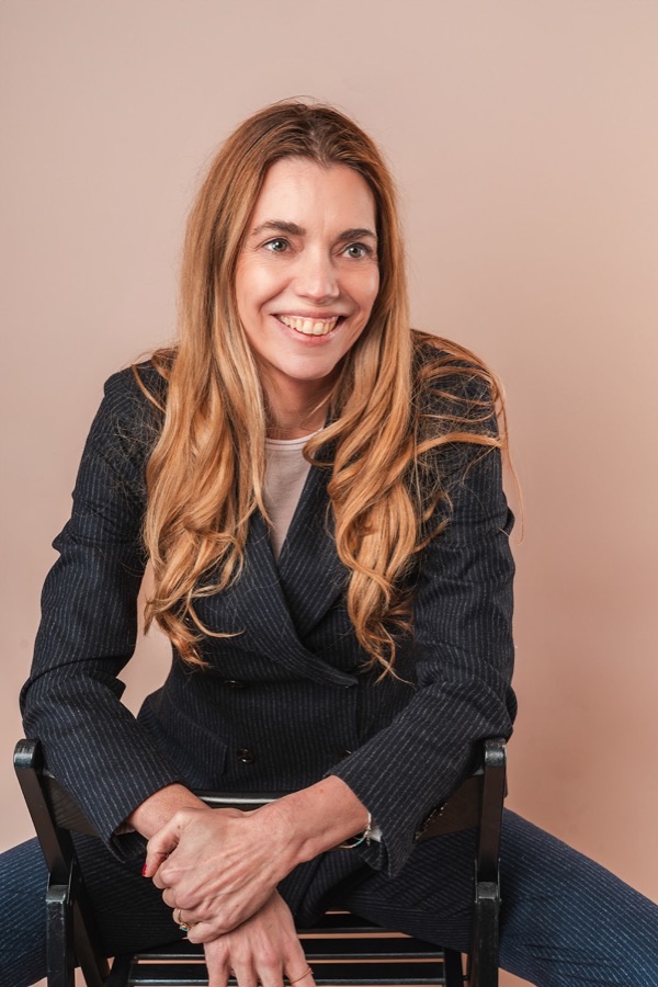 Portret van Astrid Groenewegen, zittend, in een zwarte blazer