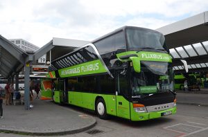 Een Flixbus op de weg - hoe overwin je vooroordelen over busreizen?
