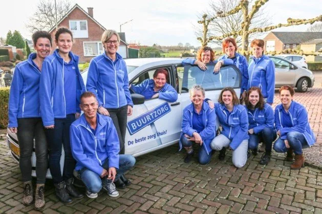 Een Buurtzorg-verpleegkundigteam bijeen in een zorgomgeving