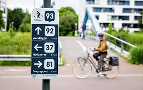 Fietsers en voetgangers in het centrum van Gent — het straatleven dat ontstond nadat het doorgaand verkeer werd omgeleid