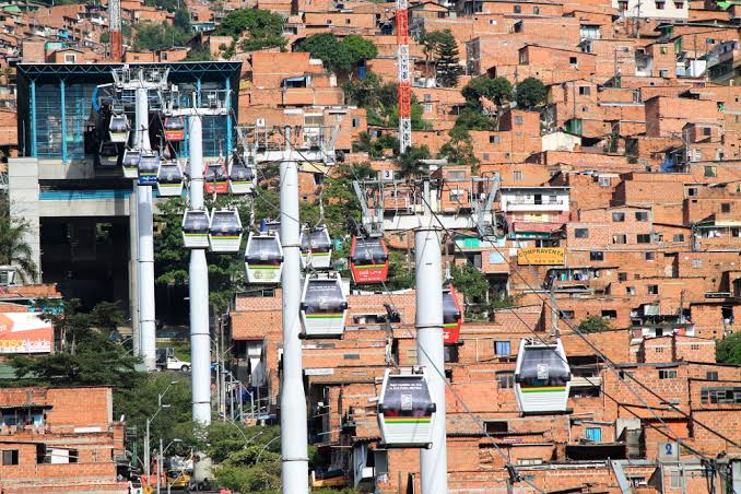 De heuvelbuurten van Medellín — de dicht bebouwde comunas die de Metrocable verbond met de rest van de stad