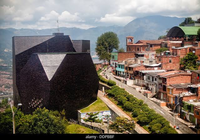 Openbare ruimte in het getransformeerde Medellín — de investering in pleinen, verlichting en ontmoetingsplekken die naast de kabelbaan tot stand kwam