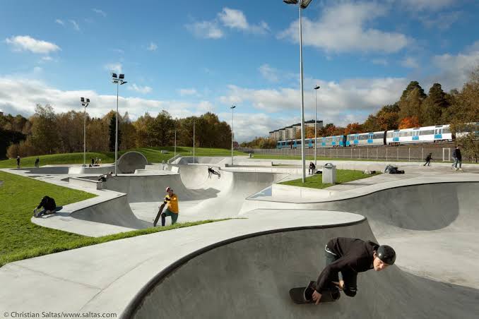 Zweedse skatepark geïntegreerd in een park