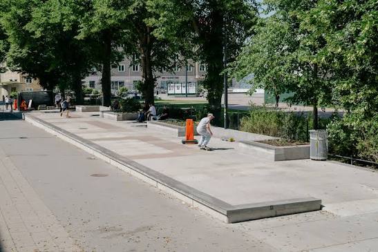 Jongeren in een Zweeds buitenskatepark