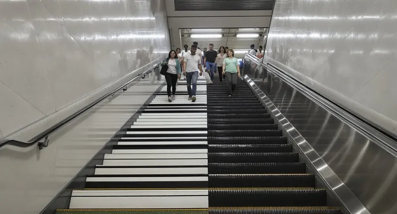 De piano-trap in een metrostation: traptreden beschilderd als pianotoetsen zorgen dat mensen de trap nemen in plaats van de roltrap