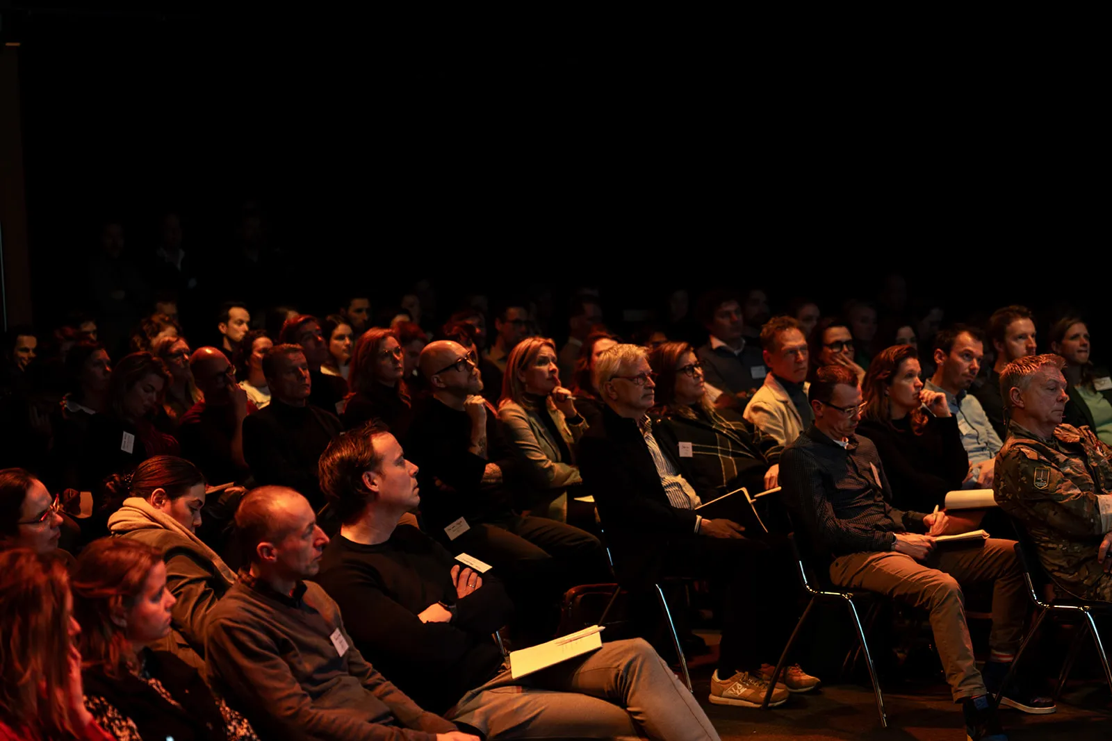 Aandachtig publiek in de zaal tijdens het Behavioural Design Fest
