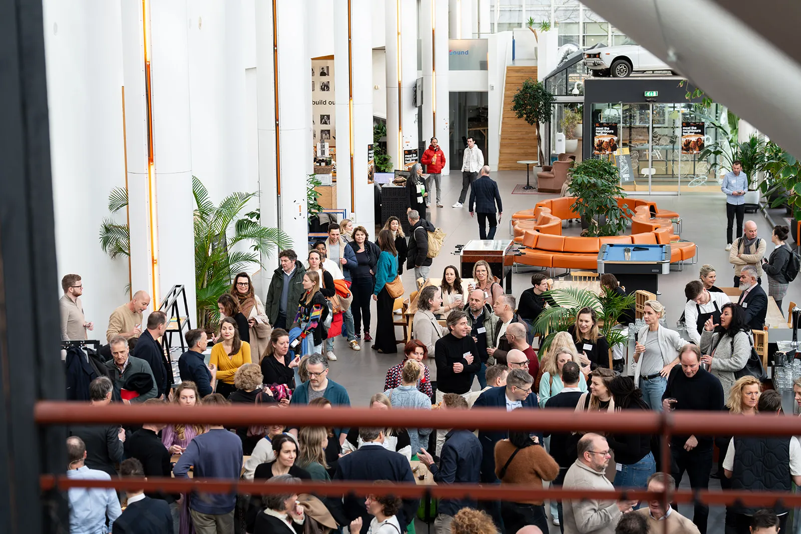 Netwerken tijdens het Behavioural Design Fest in een lichte foyer