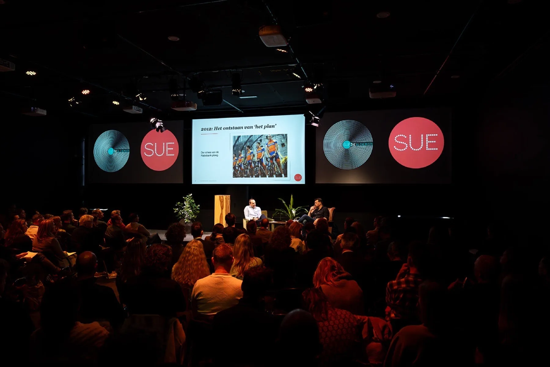 Podiumgesprek tijdens het Behavioural Design Fest, met SUE op de grote schermen