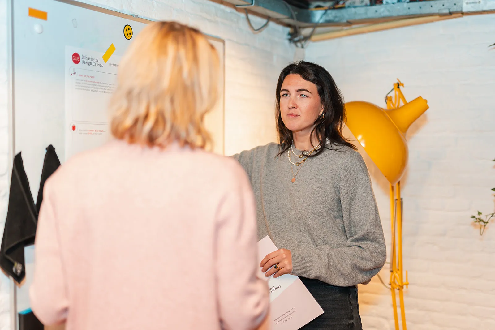 Deelnemers werken met de SUE Behavioural Design Canvas