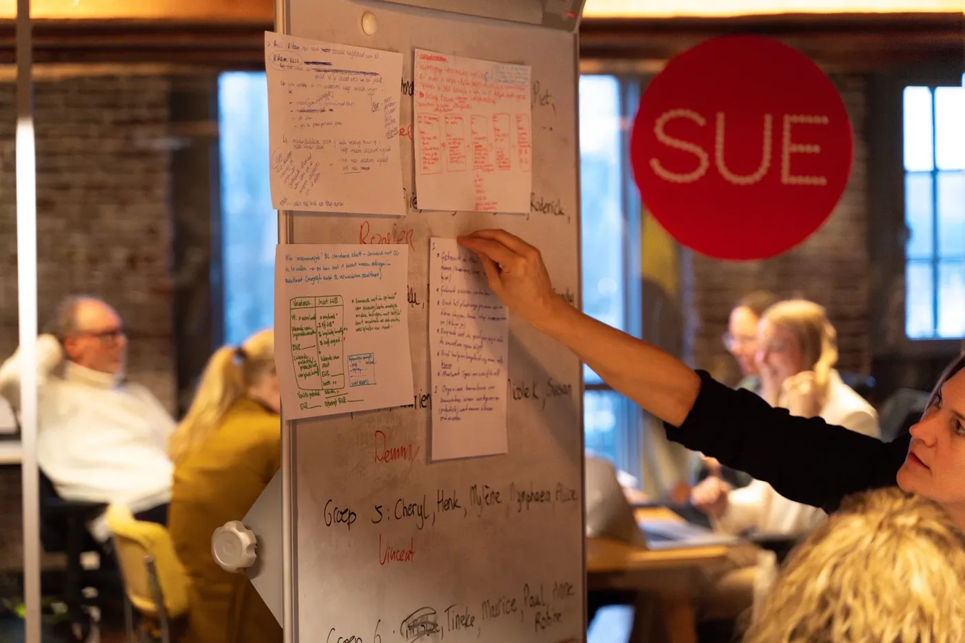 Deelnemer presenteert haar werk aan de groep bij SUE Academy Amsterdam