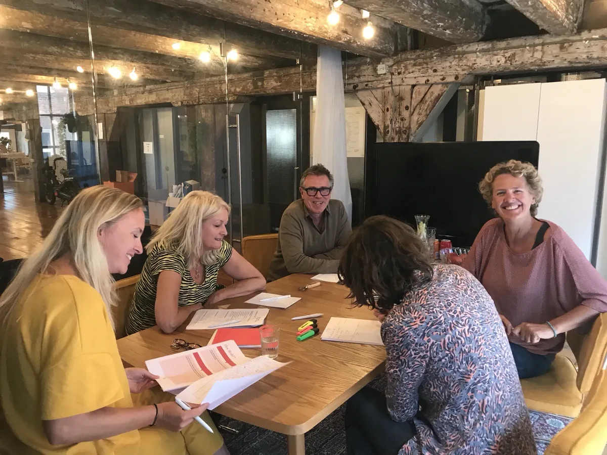 Kleine groep aan het werk tijdens de Advanced Course