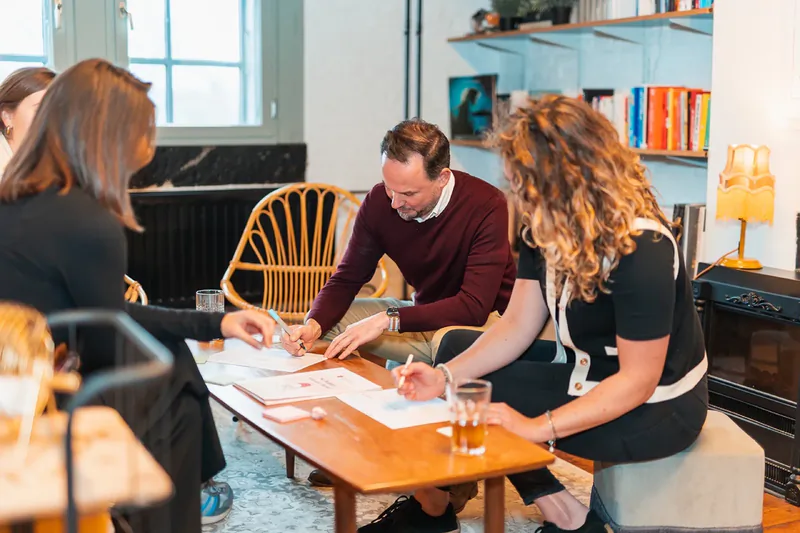 Kleine groep professionals werken samen