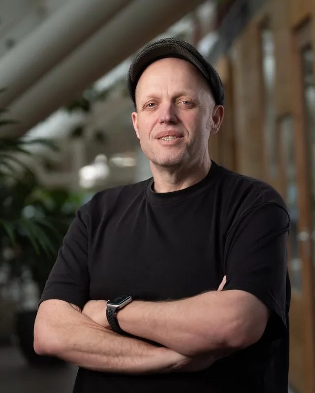 Demmy Onink, spreker van het webinar, met de armen over elkaar