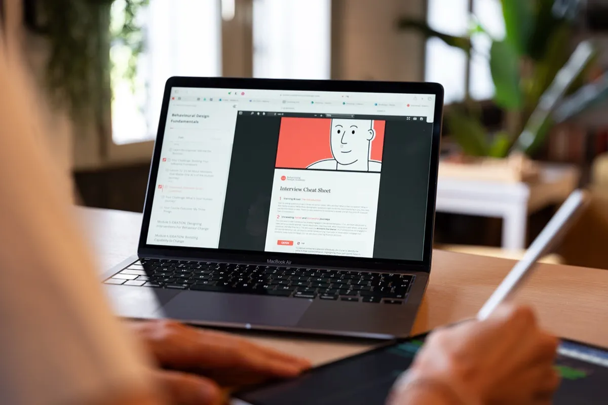 Deelnemer werkt op een laptop in de online leeromgeving van SUE