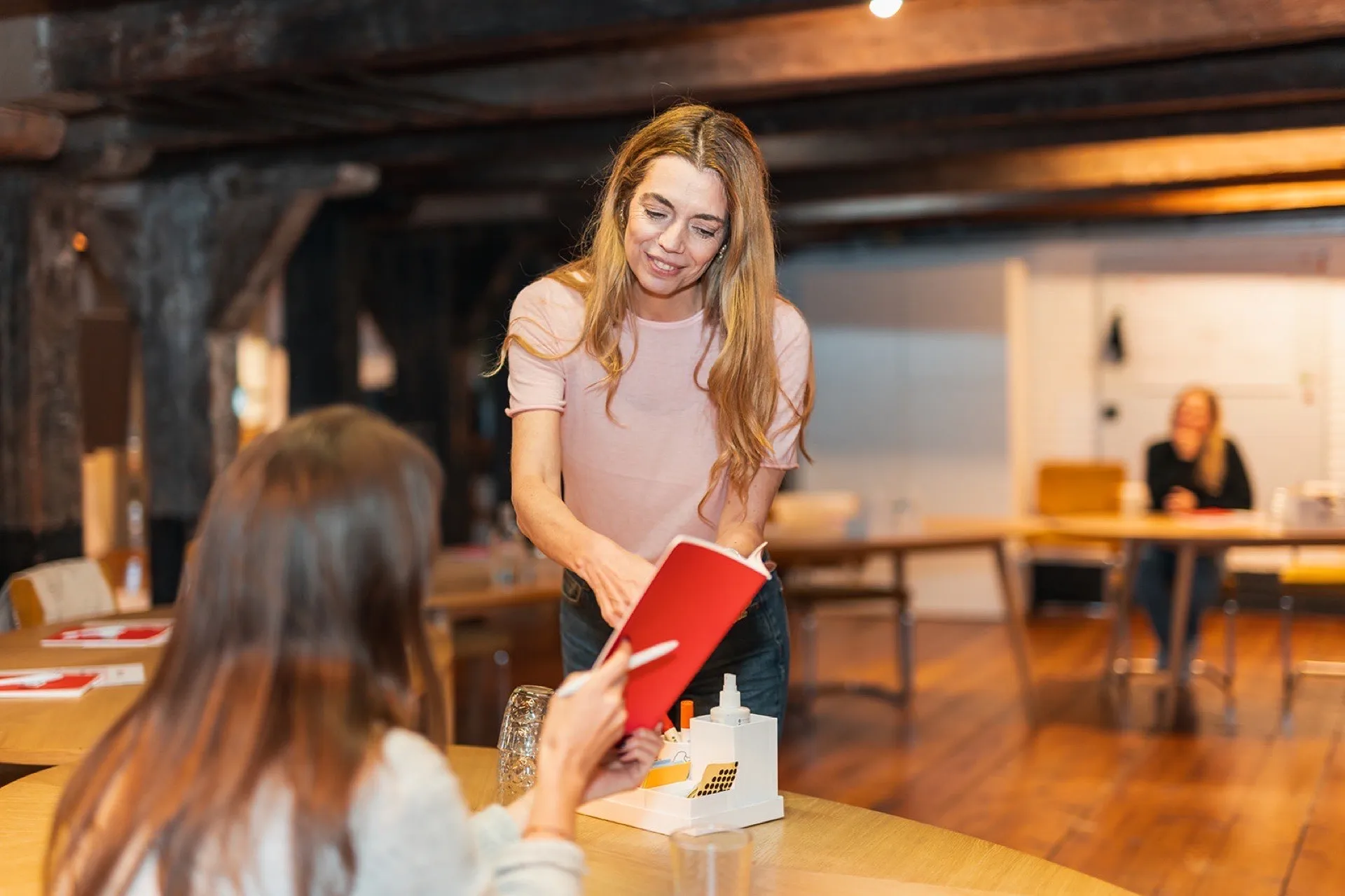Deelnemer van SUE Behavioural Design overheid training aantekeningen makend tijdens de sessie