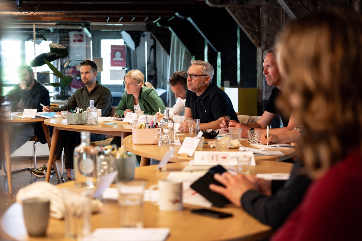 Leadership training - a management team discussing behaviour change and leadership