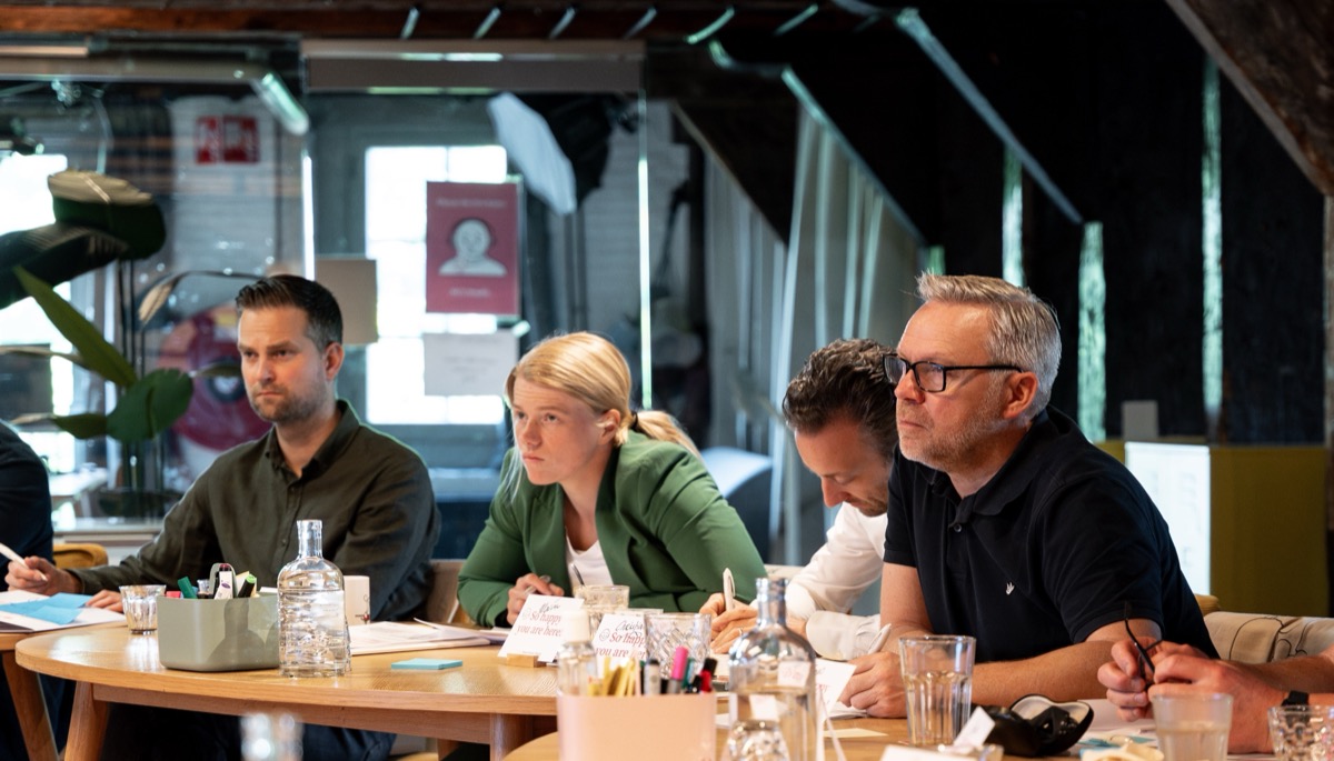 Managementteam tijdens leiderschapstraining bij SUE Behavioural Design
